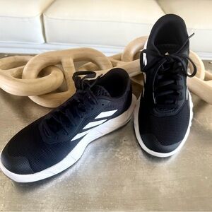 Adidas Black and White AMPLIMOVE TRAINING SHOES - Size 6
